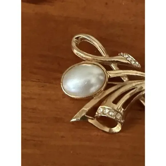 Vintage Gold Tone Faux Pearl Rhinestone Swirl Brooch Elegant Modernist Spray Pin - Picture 3 of 7